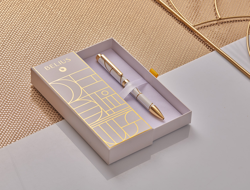 STYLO-BILLE BELIUS CARTE BLANCHE ALUMINIUM DETAILS ET ATTRIBUTS OR ENCRE BLEUE COLORIS BLANC DANS COFFRET CADEAU